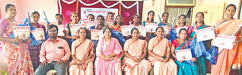 ಔರಾದ್​ ತಾಲೂಕಿನ ಸಂತಪುರದಲ್ಲಿ ಶನಿವಾರ ಹಮ್ಮಿಕೊಂಡಿದ್ದ ಉಚಿತ ಹೊಲಿಗೆ ತರಬೇತಿ ಪಡೆದ ಶಿಬಿರಾರ್ಥಿಗಳಿಗೆ  ಪ್ರಮಾಣ ಪತ್ರ ವಿತರಿಸಲಾಯಿತು.  ಶ್ರೀದೇವಿ ಹೂಗಾರ, ಸಿಸ್ಟರ್​ ಲಿನೆಟ್​, ಕಲ್ಪಿನಾ, ಸಿಸ್ಟರ್​ ರೇಷ್ಮ, ಸಿಸ್ಟರ್​ ಇಗ್ನೇಷಿಯ ಇತರರಿದ್ದರು. 