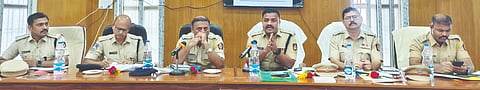 ಔರಾದ್​ ಪಟ್ಟಣದ ತಾಲೂಕು ಪಂಚಾಯಿತಿ ಸಭಾಂಗಣದಲ್ಲಿ ಆಯೋಜಿಸಿದ್ದ ಅಂತಾರಾಜ್ಯ ಗಡಿ ಅಪರಾಧ ಸಮನ್ವಯ ಸಭೆಯಲ್ಲಿ ಭಾಲ್ಕಿ ಡಿವೈಎಸ್ಪಿ ಬಲ್ಲಪ್ಪ ನಂದಗಾಂವಿ, ಹುಮನಾಬಾದ್​ ಡಿವೈಎಸ್ಪಿ ಮಡೋಳಪ್ಪ, ಗಜಾನನ ಬಲಹತ್ವಂಡೆ, ವಿಶಾಲ ಧೂಮೆ, ಕಿರಣ ಪೋಪಲಘಾಟ, ವೆಂಕಟ ರೆಡ್ಡಿ ಇದ್ದರು.