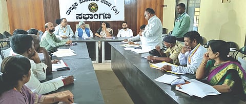 ಔರಾದ್​ ತಾಪಂ ಸಭಾಂಗಣನಲ್ಲಿ ಶನಿವಾರ ಕರೆದಿದ್ದ ತಾಲೂಕು ಮಟ್ಟದ ಮಕ್ಕಳ ರಣಾ ವ್ಯವಸ್ಥೆ ಕುರಿತ ಅಧಿಕಾರಿಗಳ ಸಭೆಯಲ್ಲಿ ರಾಜ್ಯ ಮಕ್ಕಳ ಹಕ್ಕುಗಳ ಆಯೋಗದ ಸದಸ್ಯ ಜಗನ್ನಾಥ ಹಲಮಡಗಿ ಮಾತನಾಡಿದರು. ಶಾರದಾ ಕಲ್ಮಾಕರ, ಮಹೇಶ ಪಾಟೀಲ್​,  ಕಿರಣ ಪಾಟೀಲ್​, ಗೌರಿಶಂಕರ ಪರ್ತಾಪುರೆ, ರೂಪಾ ಕೋಟೆಗೌಡರ್​, ಸುನೀಲಕುಮಾರ ವಾಘಮಾರೆ,  ಸಂಗೀತಾ, ಉತ್ತಮ ಸಂಘನಾಯಕ,   ವಾಗಂಬರ ಗಾಯಕವಾಡ, ರಾಹುಲ ರತ್ನಾಕರ ಇತರರಿದ್ದರು. 