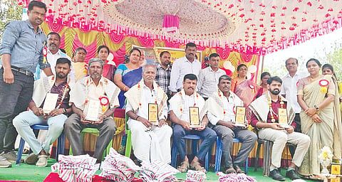 ಅರಕಲಗೂಡು ತಾಲೂಕಿನ ಶಣವಿನಕುಪ್ಪೆ ಗ್ರಾಮದ ಸರ್ಕಾರಿ ಹಿರಿಯ ಪ್ರಾಥಮಿಕ ಶಾಲೆಯ 60ನೇ ವಾರ್ಷಿಕೋತ್ಸವದಲ್ಲಿ ಮಕ್ಕಳಿಗೆ ಶೈಕ್ಷಣಿಕ ಪರಿಕರಗಳನ್ನು ಕೊಡುಗೆಯಾಗಿ ನೀಡಿದ ದಾನಿಗಳನ್ನು ಗೌರವಿಸಲಾಯಿತು. ಕಾಂತರಾಜ್, ನಯಾಜ್ ಉಲ್ಲಾ, ರೌಷನ್ ಅರಾ, ಸಂತೋಷ್, ಮಂಜುನಾಥ್ ಇತರರಿದ್ದರು.