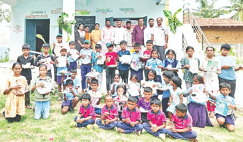 ಅರಕಲಗೂಡು ತಾಲೂಕಿನ ಶಣವಿನಕುಪ್ಪೆ ಸರ್ಕಾರಿ ಹಿರಿಯ ಪ್ರಾಥಮಿಕ ಶಾಲೆಯಲ್ಲಿ ಸೋಮವಾರ ನಡೆದ ಶಾಲಾ ಪ್ರಾರಂಭೋತ್ಸವ ಸಮಾರಂಭದಲ್ಲಿ ವಿದ್ಯಾರ್ಥಿಗಳಿಗೆ ಉಚಿತವಾಗಿ ತಟ್ಟೆ, ಲೋಟ, ಪುಸ್ತಕ, ಪೆನ್‌ಗಳನ್ನು ವಿತರಿಸಲಾಯಿತು. ಸಂತೋಷ್, ಕುಮಾರ್, ಯಾಸ್ಮೀನ್ ತಾಜ್, ಮಂಜುನಾಥ್ ಇತರರಿದ್ದರು.