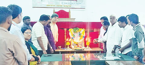 ಅರಕಲಗೂಡು ತಾಲೂಕು ಕಚೇರಿ ಸಭಾಂಗಣದಲ್ಲಿ ತಾಲೂಕು ಆಡಳಿತದ ವತಿಯಿಂದ ಆಯೋಜಿಸಿದ್ದ ಹಡಪದ ಅಪ್ಪಣ್ಣ ಜಯಂತಿ ಕಾರ್ಯಕ್ರಮದಲ್ಲಿ ಅವರ ಭಾವಚಿತ್ರಕ್ಕೆ ಪುಷ್ಪನಮನ ಸಲ್ಲಿಸಲಾಯಿತು. ಎಚ್.ಎನ್. ಕುಮಾರ್, ಸುಂದರ್, ಶ್ರೀನಿವಾಸ್, ಸತೀಶ್ ಇತರರಿದ್ದರು.