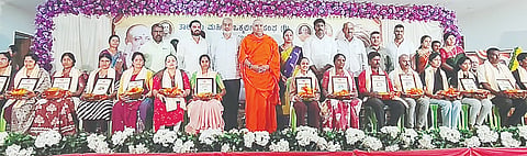 ಅರಕಲಗೂಡಿನಲ್ಲಿ ತಾಲೂಕು ಮಹಿಳಾ ಒಕ್ಕಲಿಗರ ಸಂಘದಿಂದ ಶನಿವಾರ ಆಯೋಜಿಸಿದ್ದ ನಾಡಪ್ರಭು ಕೆಂಪೇಗೌಡ ಜಯಂತಿ ಕಾರ್ಯಕ್ರಮದಲ್ಲಿ ಪ್ರತಿಭಾವಂತ ವಿದ್ಯಾರ್ಥಿಗಳನ್ನು ಸನ್ಮಾನಿಸಲಾಯಿತು. ಶ್ರೀ ಶಂಭುನಾಥ ಸ್ವಾಮೀಜಿ, ಎ.ಮಂಜು, ಎಚ್.ಪಿ.ಶ್ರೀಧರ್‌ಗೌಡ, ರಘುಗೌಡ, ಎಚ್.ಎಸ್.ರಶ್ಮಿ ಇತರರಿದ್ದರು.