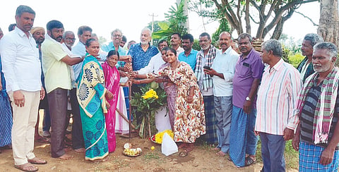 ಅರಕಲಗೂಡು ತಾಲೂಕಿನ ದೊಡ್ಡಹಳ್ಳಿ- ಅಗ್ರಹಾರ ಮಾರ್ಗದ ರಸ್ತೆ ಅಭಿವೃದ್ಧಿ ಕಾಮಗಾರಿಗೆ ಶಾಸಕ ಎ. ಮಂಜು ಭೂಮಿ ಪೂಜೆ ನೆರವೇರಿಸಿದರು. ಮಂಜುನಾಥ್, ಸುರೇಶ್, ಬಾಲರಾಜ್, ಪ್ರಸಾದ್, ಶ್ರೀನಿವಾಸ್ ಮತ್ತು ಗ್ರಾಮಸ್ಥರು ಇದ್ದರು.