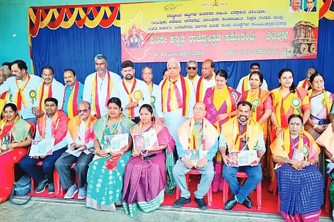 ಭದ್ರಾವತಿಯಲ್ಲಿ ಆಯೋಜಿಸಿದ್ದ ಕನ್ನಡ ರಾಜ್ಯೋತ್ಸವ ಕಾರ್ಯಕ್ರಮದಲ್ಲಿ ವಿವಿಧ ಕ್ಷೇತ್ರದ ಸಾಧಕರನ್ನು ಅಭಿನಂದಿಸಲಾಯಿತು. ಬಿ.ಕೆ.ಸಂಗಮೇಶ್ವರ್, ಗೀತಾ ರಾಜ್‌ಕುಮಾರ್, ಪರುಸಪ್ಪ ಕುರುಬರ ಇತರರಿದ್ದರು.