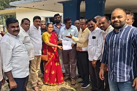 ಭದ್ರಾ ಎಡ ಹಾಗೂ ಬಲದಂಡೆ ನಾಲೆಗಳಲ್ಲಿ ನೀರು ಹರಿಸುವಂತೆ ಆಗ್ರಹಿಸಿ ಬಿಜೆಪಿ ಮುಖಂಡರು ಭದ್ರಾ ಪ್ರಾಜೆಕ್ಟ್ ಇಂಜಿನಿಯರ್‌ಗೆ ಮನವಿ ಸಲ್ಲಿಸಿದರು. ಮಂಜುಳಾ, ಜಿ.ಧರ್ಮಪ್ರಸಾದ್, ಕೆ.ಎಚ್.ತೀರ್ಥಯ್ಯ ಇತರರಿದ್ದರು.