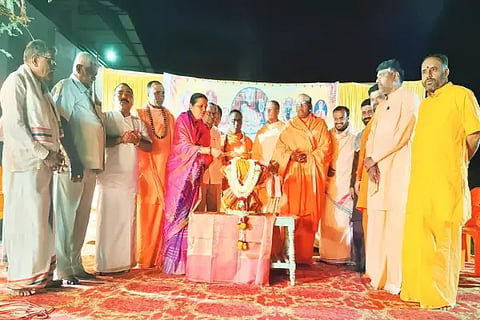 ಭದ್ರಾವತಿ ಬಿಳಿಕಿ ಹಿರೇಮಠದ ಆವರಣದಲ್ಲಿ ಆಯೋಜಿಸಿದ್ದ ಮಾಜಿ ಯೋಧರಿಗೆ ಗೌರವಾರ್ಪಣೆ ಸಮಾರಂಭವನ್ನು ನಗರಸಭೆ ಅಧ್ಯಕ್ಷೆ ಗೀತಾ ರಾಜ್‌ಕುಮಾರ್ ಉದ್ಘಾಟಿಸಿದರು. ಶ್ರೀ ರಾಚೋಟೇಶ್ವರ ಶಿವಾಚಾರ್ಯ ಸ್ವಾಮೀಜಿ, ಶ್ರೀ ಶಿವಲಿಂಗ ಶಿವಾಚಾರ್ಯ ಸ್ವಾಮೀಜಿ, ಟಿ.ವಿ.ಈಶ್ವರಯ್ಯ ಇತರರಿದ್ದರು.