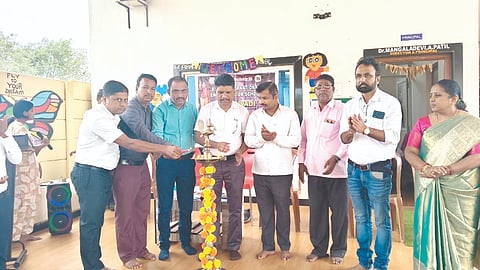 ಮಲ್ಲಮ್ಮನ ಬೆಳವಡಿ ಗ್ರಾಮದ ಆದರ್ಶ ಶಿಕ್ಷಣ ಸಂಸ್ಥೆಯಲ್ಲಿ ಹಮ್ಮಿಕೊಂಡಿದ್ದ ವೈದ್ಯರ ದಿನದ ಕಾರ್ಯಕ್ರಮವನ್ನು ವೈದ್ಯರು ಉದ್ಘಾಟಿಸಿದರು. ಡಾ.ಚಂದ್ರಶೇಖರ ರೊಟಯ್ಯನವರಮಠ, ಡಾ.ಎ.ಬಿ.ಪಾಟೀಲ, ಡಾ.ಮಂಗಳಾದೇವಿ ಪಾಟೀಲ, ಡಾ.ಸಿದ್ಧಾರೂಢ ಹುಲ್ಲೂರ, ಇತರರಿದ್ದರು.