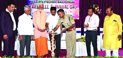 ಬೈಲಹೊಂಗಲ ನಗರದ ಕೆಎಲ್‌ಇ ಸಂಸ್ಥೆಯ ಪಾಲಿಟೆಕ್ನಿಕ್ (ಡಿಪ್ಲೊಮಾ) ಮತ್ತು ಐಟಿಐ ಕಾಲೇಜಿನಲ್ಲಿ ಹಮ್ಮಿಕೊಂಡಿದ್ದ ವಾರ್ಷಿಕ ಸ್ನೇಹಸಮ್ಮೇಳನ ಹಾಗೂ ಬೀಳ್ಕೊಡುಗೆ ಸಮಾರಂಭವನ್ನುಸಂಸ್ಥೆ ನಿರ್ದೇಶಕ ಡಾ.ವಿಶ್ವನಾಥ ಪಾಟೀಲ ಉದ್ಘಾಟಿಸಿದರು. ವಿಜಯಾನಂದ ಸ್ವಾಮೀಜಿ, ಡಾ.ಭಾನುಪ್ರಕಾಶ, ಬಸವರಾಜ ತಟವಾಟಿ ಇತರರಿದ್ದರು.