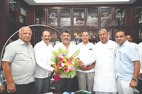 ಬೆಂಗಳೂರಿನಲ್ಲಿ ನಿಯೋಜಿತ ಮುಖ್ಯಮಂತ್ರಿ ಡಿ.ಕೆ.ಶಿವಕುಮಾರ ಅವರನ್ನು ಶಾಸಕ ಮಹಾಂತೇಶ ಕೌಜಲಗಿ ಅಭಿನಂದಿಸಿದರು. ಮಾಜಿ ಸಚಿವರಾದ ಅಮರೇಗೌಡ ಬಯ್ಯಾಪುರ, ಎಸ್​.ಆರ್​.ಪಾಟೀಲ, ಶಾಸಕ ಗಣೇಶ ಹುಕ್ಕೇರಿ ಇತರರಿದ್ದರು.