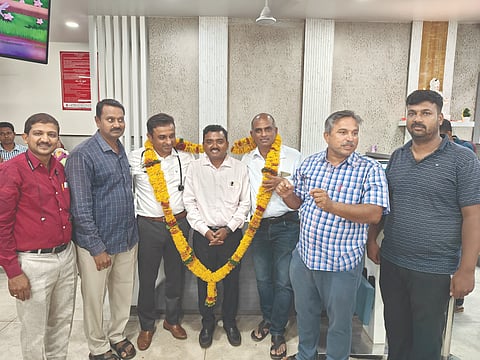 ಬೈಲಹೊಂಗಲ ನಗರದ ಮಲಪ್ರಭಾ ಮಲ್ಟಿ ಸ್ಪೆಷಾಲಿಟಿ ಆಸ್ಪತ್ರೆಯಲ್ಲಿ ಬೈಲಹೊಂಗಲ ಗೆಳೆಯರ ಬಳಗ ಸದಸ್ಯರು ವೈದ್ಯರನ್ನು ಸನ್ಮಾನಿಸಿದರು.