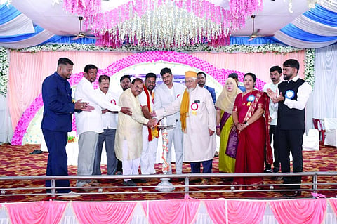 ಬೈಲಹೊಂಗಲದ ಎಸ್‌ಎಸ್‌ಆರ್ ಕಾಲೇಜಿನಲ್ಲಿ ಸಾಂಸ್ಕೃತಿಕ ಹಾಗೂ ಕ್ರೀಡಾ ಚಟುವಟಿಕೆಗಳಿಗೆ ಗಣ್ಯರು ಚಾಲನೆ ನೀಡಿದರು. ಸುನೀಲ ಎಂ.ಎಸ್., ಚೇತನ ಜೋಗಣ್ಣವರ, ಡಾ.ಸಿ.ಬಿ.ಗಣಾಚಾರಿ, ಬಿ.ಬಿ.ಗಣಾಚಾರಿ ಇತರರಿದ್ದರು.