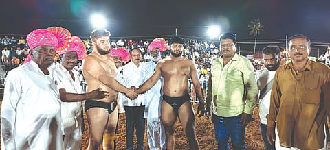 ಅಂತಾರಾಷ್ಟ್ರ ಮಟ್ಟದ ಕುಸ್ತಿ ಪಂದ್ಯಾವಳಿಗೆ ಶಾಸಕ ಮಹಾಂತೇಶ ಕೌಜಲಗಿ ಚಾಲನೆ ನೀಡಿದರು. ರುದ್ರಯ್ಯ ರೊಟ್ಟಯ್ಯನವರ, ಶಂಕರ ಮಾಡಲಗಿ, ಈರಣ್ಣ ಕರಿಕಟ್ಟಿ, ಚಂದ್ರಶೇಖರ ಕಾರಿಮನಿ, ಅಶೋಕ ಮತ್ತಿಕೊಪ್ಪ ಇತರರಿದ್ದರು.