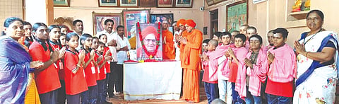 ಭಾಲ್ಕಿಯ ಹಿರೇಮಠ ಸಂಸ್ಥಾನದಲ್ಲಿ ಇಳಕಲ್​ನ ಲಿಂ.ಡಾ.ಮಹಾಂತ ಶಿವಯೋಗಿಗಳ ಜನ್ಮದಿನದ ನಿಮಿತ್ತ ಆಯೋಜಿಸಿದ್ದ ವ್ಯಸನಮುಕ್ತ ದಿನಾಚರಣೆ ಕಾರ್ಯಕ್ರಮದಲ್ಲಿ ಮಹಾಂತ ಶಿವಯೋಗಿಗಳ ಭಾವಚಿತ್ರಕ್ಕೆ ಶ್ರೀ ಗುರುಬಸವ ಪಟ್ಟದ್ದೇವರು ಪುಷ್ಪನಮನ ಸಲ್ಲಿಸಿದರು. ಶ್ರೀ ಶಿವಬಸವ ಸ್ವಾಮೀಜಿ, ಶ್ರೀ ಶಂಕರಲಿಂಗ ಸ್ವಾಮೀಜಿ, ಶ್ರೀ ಸಿದ್ಧಬಸವ ಸ್ವಾಮೀಜಿ,  ಶಶಿಧರ ಕೋಸಂಬೆ, ರಾಜು ಜುಬರೆ, ಬಾಬು ಬೆಲ್ದಾಳ ಇದ್ದರು.