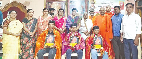 ಭಾಲ್ಕಿಯ ಹಿರೇಮಠ ಸಂಸ್ಥಾನದಲ್ಲಿ ಹಾನಗಲ್​ ಕುಮಾರೇಶ್ವರ ಪ್ರಸಾದ ನಿಲಯದ ಪ್ರತಿಭಾವಂತ ವಿದ್ಯಾರ್ಥಿಗಳಿಗೆ ಪ್ರತಿಭಾ ಪುರಸ್ಕಾರ ನೀಡಿ ಪ್ರೋತ್ಸಾಹಿಸಲಾಯಿತು. ಶ್ರೀ ಮಹಾಲಿಂಗ ಸ್ವಾಮೀಜಿ, ಶ್ರೀ ಸಿದ್ಧಬಸವ ಸ್ವಾಮೀಜಿ, ಬಾಬು ಬೆಲ್ದಾಳ ಇತರರಿದ್ದರು.