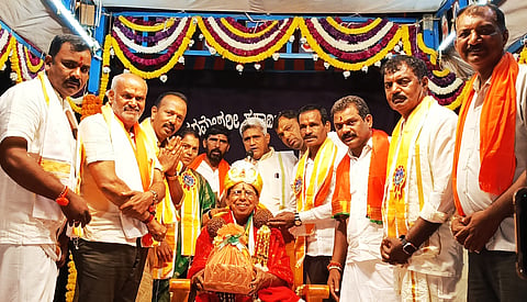 ಬೇಲೂರು ತಾಲೂಕಿನ ಉತ್ತೊಳಲು ಗ್ರಾಮದಲ್ಲಿ ಆಯೋಜಿಸಿದ್ದ ಯಕ್ಷಗಾನ ಮೇಳದ ಸಂದರ್ಭ ಶ್ರೀ ಕಟೀಲು ಕ್ಷೇತ್ರದ ಪ್ರಧಾನ ಅರ್ಚಕ ಲಕ್ಷ್ಮೀ ನಾರಾಯಣ ಅಸರಣ್ಣ ಅವರನ್ನು ಸನ್ಮಾನಿಸಲಾಯಿತು.
