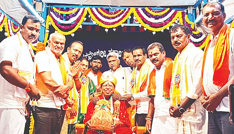 ಶ್ರೀ ಚನ್ನಕೇಶವಸ್ವಾಮಿ ರಥೋತ್ಸವ ಹಾಗೂ ಜಾತ್ರಾ ಮಹೋತ್ಸವದ ಅಂಗವಾಗಿ ಜಯ ಕರ್ನಾಟಕ ಸಂಘಟನೆಯಿಂದ ಆಯೋಜಿಸಿದ್ದ 15ನೇ ವರ್ಷದ ಸಾಂಸ್ಕೃತಿಕ ಹಬ್ಬದಲ್ಲಿ ವಿವಿಧ ಕ್ಷೇತ್ರದಲ್ಲಿ ಸೇವೆ ಸಲ್ಲಿಸಿದ ಗಣ್ಯರನ್ನು ಸನ್ಮಾನಿಸಲಾಯಿತು.