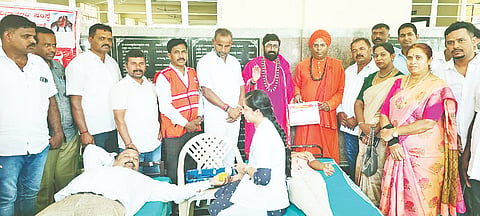 ಸಮಾಜ ಸೇವಕ ಗ್ರಾನೈಟ್ ರಾಜಶೇಖರ್ ಜನ್ಮದಿನದ ಅಂಗವಾಗಿ ಅಭಿಮಾನಿಗಳು ಪಟ್ಟಣದ ಶ್ರೀ ಶಿವಕುಮಾರ ಸ್ವಾಮೀಜಿ ಕಲ್ಯಾಣ ಮಂಟಪದಲ್ಲಿ ಗಣ್ಯರ ಸಮ್ಮುಖದಲ್ಲಿ ರಕ್ತದಾನ ಮಾಡುತ್ತಿರುವುದು