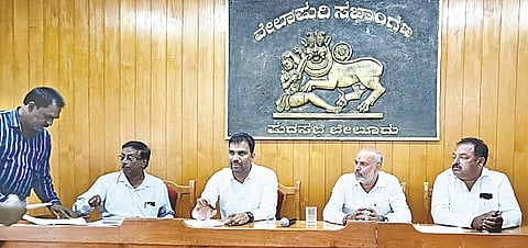 ಬೇಲೂರು ಪುರಸಭೆಯ ವೇಲಾಪುರಿ ಸಭಾಂಗಣದಲ್ಲಿ ಆಯೋಜಿಸಿದ್ದ ಆಶ್ರಯ ಸಮಿತಿ ಸಭೆಯಲ್ಲಿ ಶಾಸಕ ಎಚ್.ಕೆ.ಸುರೇಶ್ ಮಾತನಾಡಿದರು.
