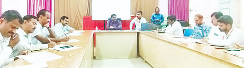 ಬೇಲೂರು ವಿಧಾನಸಭಾ ಕ್ಷೇತ್ರದ ಸಮಗ್ರ ಮತದಾರರ ಪಟ್ಟಿ ಪರಿಷ್ಕರಣೆ ಅಂಗವಾಗಿ ಆಯೋಜಿಸಿದ್ದ ಸಭೆಯಲ್ಲಿ ಅಪರ ಜಿಲ್ಲಾಧಿಕಾರಿ ಜಗದೀಶ್ ಮಾತನಾಡಿದರು.