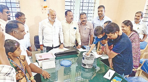 ಪುರಸಭೆ ವ್ಯಾಪ್ತಿಯ ನಿವೇಶನರಹಿತ ಗುಡಿಸಲು ವಾಸಿಗಳ ನಿವೇಶನ ವಿತರಣೆಗೆ ಆಶ್ರಯ ಸಮಿತಿ ಅಧ್ಯಕ್ಷ ಹಾಗೂ ಶಾಸಕ ಎಚ್.ಕೆ.ಸುರೇಶ್ ನೇತೃತ್ವದಲ್ಲಿ ಲಾಟರಿ(ಚೀಟಿ ಎತ್ತುವ)ಮೂಲಕ ಹೆಸರು ಆಯ್ಕೆ ಮಾಡಲಾಯಿತು. ಮಹಮ್ಮದ್ ಇಕ್ಬಾಲ್, ಡಿಂಪಲ್‌ರಾಣಿ, ನಾಗರಾಜ್, ಬಸವರಾಜ ಶಿಗ್ಗಾವಿ ಇದ್ದರು.