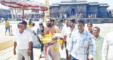  -ವ್ಯಾಸ ಪೂರ್ಣಿಮೆ ಅಂಗವಾಗಿ ಶ್ರೀಚನ್ನಕೇಶವಸ್ವಾಮಿ ದೇಗುಲದಲ್ಲಿ  ಶೇಷ ಪೂಜೆ ಸಲ್ಲಿಸಲು ಪುಷ್ಪ ಹಾರಗಳೊಂದಿಗೆ ಗಾಣಿಗ ಸಮಾಜದ ಮುಖಂಡರ ಮೆರವಣಿಗೆ ತೆರಳಿದ ಸಂದರ್ಭ.