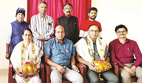 ಬೇಲೂರಿನ ಸಾರ್ವಜನಿಕ ಸರ್ಕಾರಿ ಆಸ್ಪತ್ರೆಯಲ್ಲಿ ಆಯೋಜಿಸಿದ್ದ ಕಾರ್ಯಕ್ರಮದಲ್ಲಿ ವೈದ್ಯರನ್ನು ಸನ್ಮಾನಿಸಲಾಯಿತು. ಡಾ.ಸಂತೋಷ್, ಮೆಡಿಕಲ್ಸ್ ಮಹೇಶ್, ಧರ್ಮ ಪ್ರಕೃತಿ, ಮೋಹನ್, ಡಾ.ರಾಜೀವ್, ಡಾ.ಸತೀಶ್, ಡಾ.ಜಯಲಕ್ಷ್ಮೀ, ಡಾ.ಗುರುಮೂರ್ತಿ ಇದ್ದರು.