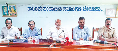 ಪಟ್ಟಣದ ತಾಲೂಕು ಪಂಚಾಯಿತಿ ಸಭಾಂಗಣದಲ್ಲಿ ಆಯೋಜಿಸಿದ್ದ  ಕೆಡಿಪಿ ಸಭೆಯಲ್ಲಿ ಶಾಸಕ ಎಚ್.ಕೆ.ಸುರೇಶ್ ಮಾತನಾಡಿದರು. ಡಾ.ಬಿ.ಕೆ.ರಮೇಶ್, ಶ್ರೀಧರ್ ಕಂಕನವಾಡಿ, ಸತೀಶ್ ಕುಮಾರ್, ರೇವಣ್ಣ, ಜ್ಯೋತಿ, ನಂದೀಶ್, ನವೀನ್ ಇತರರು ಇದ್ದರು.  ಇತರರು