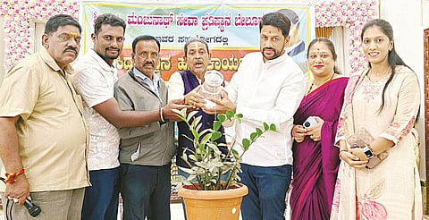 ಬೇಲೂರಿನಲ್ಲಿ ಆಯೋಜಿಸಿದ್ದ ಆರೋಗ್ಯ ಉಚಿತ  ತಪಾಸಣೆ ಹಾಗೂ ನಾಟಿ ವೈದ್ಯಕೀಯ ಶಿಬಿರವನ್ನು ಗಣ್ಯರು ಉದ್ಘಾಟಿಸಿದರು.