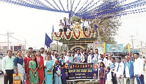 ಬೇಲೂರಿನಲ್ಲಿ ಡಾ.ಬಿ.ಆರ್.ಅಂಬೇಡ್ಕರ್ ಪ್ರತಿಮೆಗೆ ದಸಂಸ(ಅಂಬೇಢ್ಕರ್ ವಾದ)ತಾಲೂಕು ಸಮಿತಿ ಪದಾಧಿಕಾರಿಗಳು ಮಾಲಾರ್ಪಣೆ ಮಾಡಿದರು.