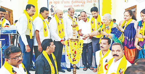 ಬೇಲೂರು ತಾಲೂಕು ಕನಕ ನೌಕರರ ಕ್ಷೇಮಾಭಿವೃದ್ಧಿ ಸಂಘದಿಂದ ಆಯೋಜಿಸಿದ್ದ ಪ್ರತಿಭಾ ಪುರಸ್ಕಾರ ಮತ್ತು ನೂತನ ನೌಕರರಿಗೆ ಸನ್ಮಾನ ಕಾರ್ಯಕ್ರಮವನ್ನು ಶಾಸಕ ಎಚ್.ಕೆ.ಸುರೇಶ್ ಉದ್ಘಾಟಿಸಿದರು. ಪಟೇಲ್ ಶಿವಪ್ಪ, ಬಿ.ಎಂ.ಸಂತೋಷ್, ಉಷಾ ಸತೀಶ್, ಬಿ.ಎಲ್.ಧರ್ಮೇಗೌಡ, ಹೇಮಾವತಿ ಮಂಜುನಾಥ್, ಗಿರೀಶ್, ಪ್ರಕಾಶ್, ರಂಗನಾಥಸ್ವಾಮಿ, ಚಂದ್ರಶೇಖರ, ಸೌಮ್ಯಾಆನಂದ್, ರಂಗನಾಥ, ಹರೀಶ್, ಅನಂದ್, ನಾಗೇಗೌಡ, ಶ್ರೀನಿವಾಸ, ದಿವ್ಯಾ ಕುಮಾರ್  ಇತರರಿದ್ದರು. 