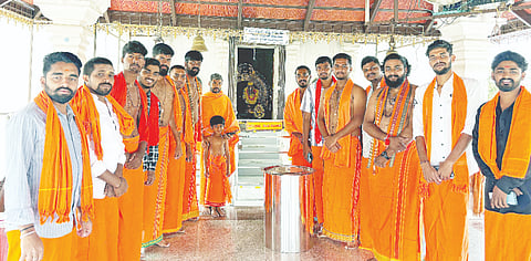 ಬೇಲೂರಿನ ಅಯ್ಯಪ್ಪಸ್ವಾಮಿ ದೇಗುಲದಲ್ಲಿ ವಿಶ್ವ ಹಿಂದು ಪರಿಷತ್ ಹಾಗೂ ಬಜರಂಗ ದಳದ ದತ್ತಮಾಲಾ ಅಭಿಯಾನದಲ್ಲಿ ಮಾಲೆ ಧರಿಸಿರುವ ಯುವಕರು. 