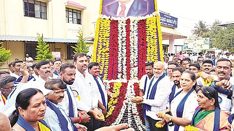ಬೇಲೂರಿನ ಅಂಬೇಡ್ಕರ್ ಪ್ರತಿಮೆ ಹಾಗೂ ಕೋರೆಗಾಂವ್ ವಿಜಯಿ ಸ್ಥಂಬಕ್ಕೆ ಶಾಸಕ ಎಚ್.ಕೆ.ಸುರೇಶ್ ಪುಷ್ಪ ನಮನ ಸಲ್ಲಿಸಿದರು.