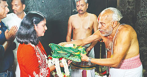 ಶ್ರೀ ಚನ್ನಕೇಶವಸ್ವಾಮಿಯ ಎರಡನೇ ದಿನದ ನಾಡ ರಥೋತ್ಸವದಲ್ಲಿ ಜಿಲ್ಲಾಧಿಲಾರಿ ಕೆ.ಎಸ್.ಲತಾಕುಮಾರಿ ಭಾಗವಹಿಸಿರುವುದು.