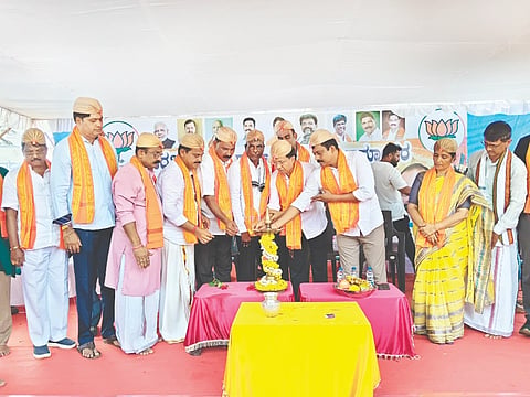  ಸಾಲಿಕೇರಿ ಶ್ರೀ ವೈದ್ಯನಾಥ ದೇವಸ್ಥಾನದ ಬಳಿ ಭಾನುವಾರ ಕಮಲ ವೈಭವ-2026 ಕಾರ್ಯಕ್ರಮ ನಡೆಯಿತು. ಪ್ರಮುಖರಾದ ಭರತ್ ಶೆಟ್ಟಿ, ಕಿಶೋರ್ ಕುವಾರ್ ಪುತ್ತೂರು, ಚಂದ್ರ ಶೇಖರ ಶೆಟ್ಟಿ, ಪ್ರಕಾಶ್ಚಂದ್ರ ಶೆಟ್ಟಿ ಮೊದಲಾದವರಿದ್ದರು.