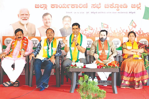 ಚಿಕ್ಕೋಡಿಯಲ್ಲಿ ಹಮ್ಮಿಕೊಂಡಿದ್ದ ಜಿಲ್ಲಾ ಕಾರ್ಯಕಾರಿಣಿ ಸಭೆಯಲ್ಲಿ ಮಾಜಿ ಶಾಸಕ ಪಿ.ರಾಜೀವ ಮಾತನಾಡಿದರು. ಅಣ್ಣಾಸಾಹೇಬ ಜೊಲ್ಲೆ, ಶಶಿಕಲಾ ಜೊಲ್ಲೆ, ಸತೀಶ ಅಪ್ಪಾಜಿಗೋಳ ಇತರರಿದ್ದರು.