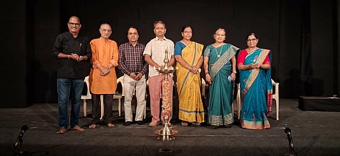 ಬೆಳಗಾವಿಯಲ್ಲಿ ಶನಿವಾರ ಆಯೋಜಿಸಿದ್ದ ನಾಟಕೋತ್ಸವ ಉದ್ಘಾಟನೆಯಲ್ಲಿ ಝಾಕೀರ ನದ್ಾ, ಶಿರೀಷ ಜೋಶಿ, ಎಲ್.ಎಸ್.ಶಾಸಿ, ಡಾ.ಅರವಿಂದ ಕುಲಕರ್ಣಿ ಇತರರಿದ್ದರು.