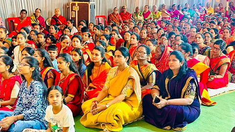 ಬೆಳಗಾವಿ ತಾಲೂಕಿನ ಮುತಗಾ ಗ್ರಾಮದಲ್ಲಿ ಸಚಿವೆ ಲಕ್ಷ್ಮೀ ಹೆಬ್ಬಾಳ್ಕರ್ ಭಕ್ತರೊಂದಿಗೆ ಕುಳಿತು ಗ್ರಂಥರಾಜ ಸಾಂಪ್ರದಾಯಿಕ ಪಾರಾಯಣ ಆಲಿಸಿದರು.