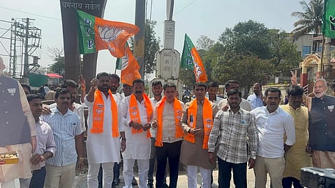 ಬೆಳಗಾವಿಯ ಧರ್ಮನಾಥ ವೃತ್ತದಲ್ಲಿ ಭಾನುವಾರ ಬಜೆಟ್ ಮಂಡನೆ ಬಳಿಕ ಬಿಜೆಪಿಯಿಂದ ಸಂಭ್ರಮಾಚರಿಸಲಾಯಿತು. 