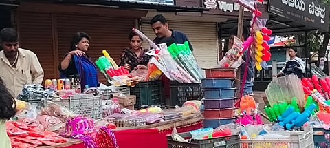 ಬೆಳಗಾವಿ ನಗರದಲ್ಲಿ ಹೋಳಿ ಬಣ್ಣದ ವ್ಯಾಪಾರ ಜೋರಾಗಿ ನಡೆದಿದೆ. 
