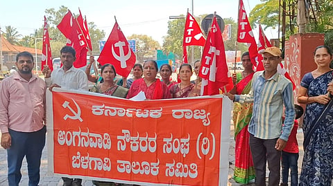 ಬೆಳಗಾವಿಯಲ್ಲಿ ಶುಕ್ರವಾರ ಕಾರ್ಮಿಕ ದಿನದ ಪ್ರಯುಕ್ತ ಸಿಐಟಿಯು ನೇತೃತ್ವದಲ್ಲಿ ಪ್ರತಿಭಟನೆ ನಡೆಸಿ, ಬೇಡಿಕೆಗಳಿಗಾಗಿ ಆಗ್ರಹಿಸಲಾಯಿತು. ಮಂದಾ ನೇವಗಿ, ಸುನೀತಾ ಪಾಟಿಲ, ರೇಖಾ ಗಳಗ, ಜೀತು ಕಾಗಣೇಕರ ಇತರರಿದ್ದರು.