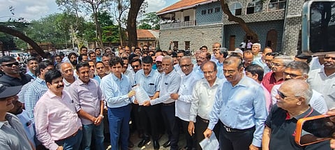 ರಾಜ್ಯ ಸರ್ಕಾರ ಜಾರಿಗೆ ತರುತ್ತಿರುವ ಕನಿಷ್ಠ ವೇತನ ಹೆಚ್ಚುವರಿ ಆದೇಶ ವಾಪಸ್ಸು ಪಡೆಯಲು ಆಗ್ರಹಿಸಿ ನಗರದಲ್ಲಿ ಸೋಮವಾರ ಕೈಗಾರಿಕೋದ್ಯಮಿಗಳು ಜಿಲ್ಲಾಧಿಕಾರಿಗೆ ಮನವಿ ಸಲ್ಲಿಸಿದರು.