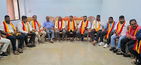 ಬೆಳಗಾವಿಯಲ್ಲಿ ಸಮಾನ ಮನಸ್ಕರ ಕನ್ನಡ ಸಂಘಟನೆಗಳ ಸಭೆಯಲ್ಲಿ ಮಹಾದೇವ ತಳವಾರ, ಅಶೋಕ ಚಂದರಗಿ, ಶ್ರೀನಿವಾಸ ತಾಳೂಕರ ಇತರರಿದ್ದರು.
