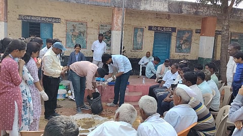 ಬೆಳಗಾವಿಯ ರಾಜಾ ಲಖಮಗೌಡ ವಿಜ್ಞಾನ ಮಹಾವಿದ್ಯಾಲಯದಿಂದ ಹುಕ್ಕೇರಿ ತಾಲ್ಲೂಕಿನ ಮಾಸ್ತಿಹೊಳಿಯಲ್ಲಿ ಏರ್ಪಡಿಸಿದ್ದ ಸುಸ್ಥಿರ ಕೃಷಿ ಜಾಗೃತಿಯಲ್ಲಿ ಡಾ.ಎಸ್.ಎಂ.ವಾರದ ಪ್ರಾತ್ಯಕ್ಷಿಕೆ ನೀಡಿದರು.