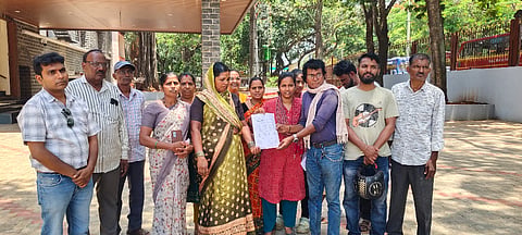 ಹೆಚ್ಚುವರಿ ಭೂ ಬಾಡಿಗೆ ವಸೂಲಿ ಮಾಡದಂತೆ ಆಗ್ರಹಿಸಿ ಗಣೇಶಪುರ ಪೈಪ್‌ಲೈನ್ ರಸ್ತೆ ಬೀದಿ ವ್ಯಾಪಾರಿಗಳು ಸೋಮವಾರ ಜಿಲ್ಲಾಧಿಖಾರಿ ಕಚೇರಿ ಎದುರು ಪ್ರತಿಭಟಿಸಿದರು. ಜ್ಯೋತಿ ಕೊಲ್ಲಾಪುರೆ, ಗಂಗವ್ವ, ಪ್ರಗತಿ ಪಾಟೀಲ ಸುಗುಣಾ ಮೇಘವಾಲ್ ಇತರರಿದ್ದರು. 