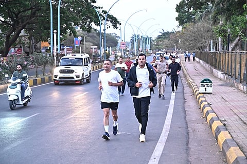 ಬೆಳಗಾವಿಯಲ್ಲಿ ಭಾನುವಾರ ಏರ್ಪಡಿಸಿದ್ದ ಮ್ಯಾರಾಥಾನ್‌ದಲ್ಲಿ ನಗರ ಪೊಲೀಸ್ ಆಯುಕ್ತ ಭೂಷಣ ಬೋರಸೆ ಮತ್ತು ಎಸ್ಪಿ ಕೆ.ರಾಮರಾಜನ್ ಓಡಿದರು.