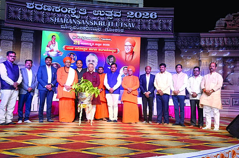ಗೋಕಾಕದಲ್ಲಿ ಹಮ್ಮಿಕೊಂಡಿದ್ದ 21ನೇ ಶರಣ ಸಂಸ್ಕೃತಿ ಉತ್ಸವದ ಯುವಜನೋತ್ಸವ ಮತ್ತು ಸಂಗೀತ ಸಮಾವೇಶದಲ್ಲಿ ನ್ಯಾಯಮೂರ್ತಿ ವಿ.ಶ್ರೀಶಾನಂದ, ಮುರುಘರಾಜೇಂದ್ರ ಸ್ವಾಮೀಜಿ, ಬಸವಲಿಂಗ ಸ್ವಾಮೀಜಿ ಇತರರಿದ್ದರು.