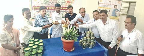 ಗುರುಮಠಕಲ್​ನ ಸಮುದಾಯ ಆರೋಗ್ಯ ಕೇಂದ್ರದಲ್ಲಿ ಸೋಮವಾರ ಹಮ್ಮಿಕೊಂಡ ಕ್ಷಯಮುಕ್ತ ಭಾರತ ಅಭಿಯಾನಕ್ಕೆ ಶಾಸಕ ಶರಣಗೌಡ ಕಂದಕೂರ ಚಾಲನೆ ನೀಡಿದರು. ಟಿಎಹ್​ಒ ಹಣಮಂತ ರೆಡ್ಡಿ, ತಹಸೀಲ್ದಾರ್​ ಚನ್ನಮಲ್ಲಪ್ಪ ಘಂಟಿ, ವೈದ್ಯಾಧಿಕಾರಿ ಮಹೇಶ್​ ಸಜ್ಜನ್​, ಡಾ.ನೀಲಾಂಬಿಕಾ, ಮುಖ್ಯಾಧಿಕಾರಿ ಶರಣಪ್ಪ ಎಂ.ಕಿಶನ್​ಂ ರಾಠೋಡ ಇತರರಿದ್ದರು.