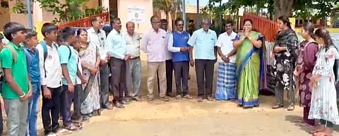 ಸಮೀಪದ ಮಾರಗೌಡನಹಳ್ಳಿ ಸರ್ಕಾರಿ ಪ್ರೌಢಶಾಲೆಗೆ ಬಂದ ವಿದ್ಯಾರ್ಥಿಗಳಿಗೆ ಸ್ವಾಗತ ಕೋರುತ್ತಿರುವ ಮುಖ್ಯಶಿಕ್ಷಕಿ ಶಕುಂತಲಾ ಮತ್ತು ಇತರರು.