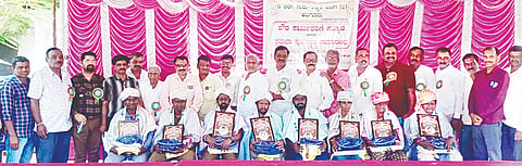 ಹಲಗೂರಿನಲ್ಲಿ ಗುರು ಶಿಷ್ಯರ ಬಳಗದಿಂದ ಶುಕ್ರವಾರ ಹಮ್ಮಿಕೊಂಡಿದ್ದ ಸಮಾರಂಭದಲ್ಲಿ ಪೌರಕಾರ್ಮಿಕರಿಗೆ ಸನ್ಮಾನ ಮಾಡಲಾಯಿತು. ಬಳಗದ ಅಧ್ಯಕ್ಷ ಎ.ಎಸ್. ದೇವರಾಜು, ನಿವೃತ್ತ ಶಿಕ್ಷಕ ಭೈರವಯ್ಯ ಇತರರು ಇದ್ದರು. 